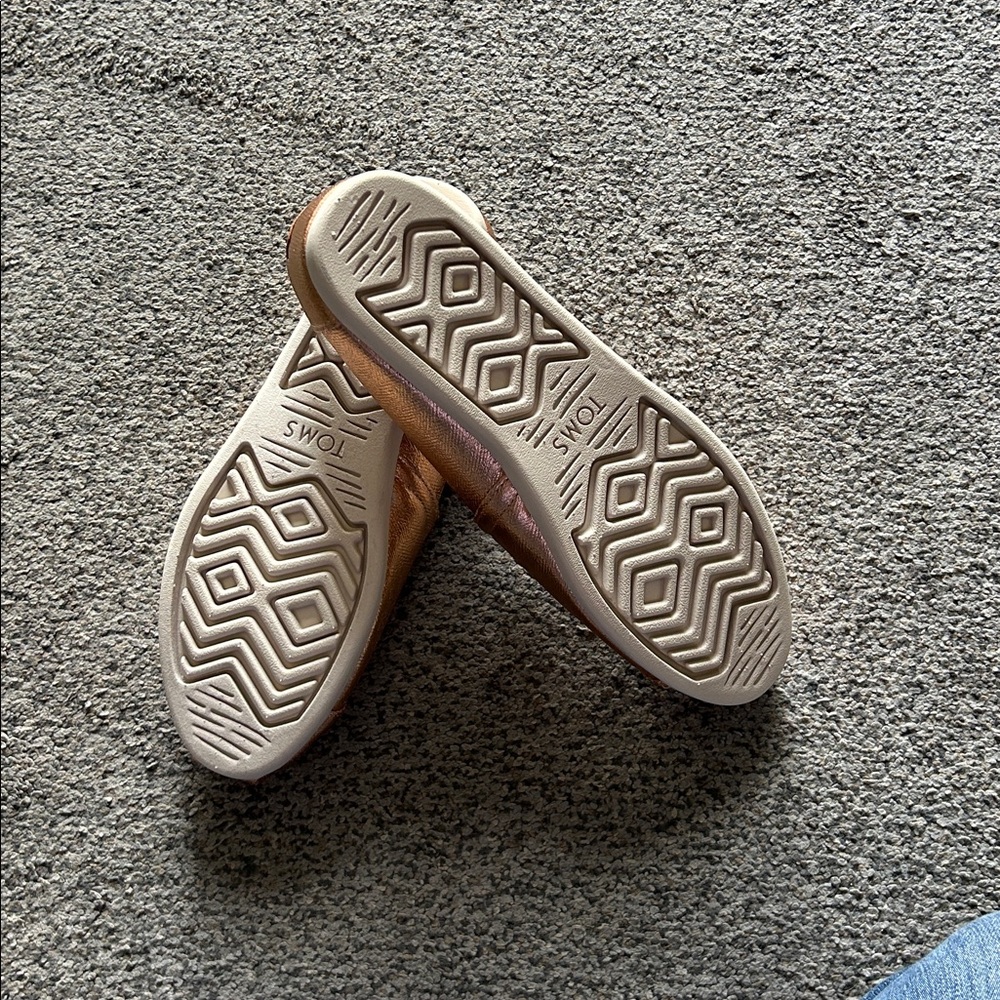 Tom’s Alpargata Rose Gold NWOT - Picture 4 of 4